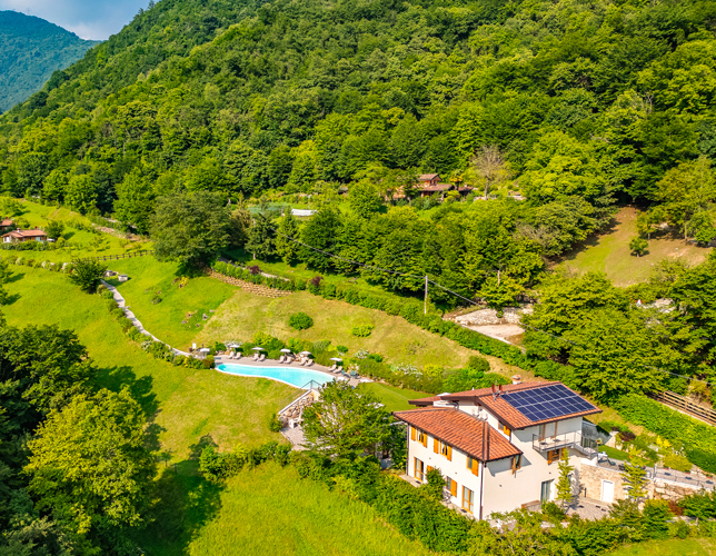 Vista aerea del Piccola Valle – Valley Resort con piscina e giardini immersi nel verde