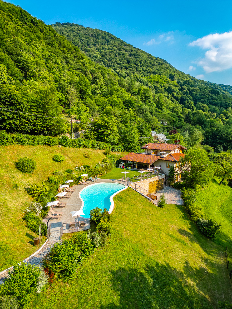 Vista aerea del Piccola Valle – Valley Resort con piscina e giardini immersi nel verde