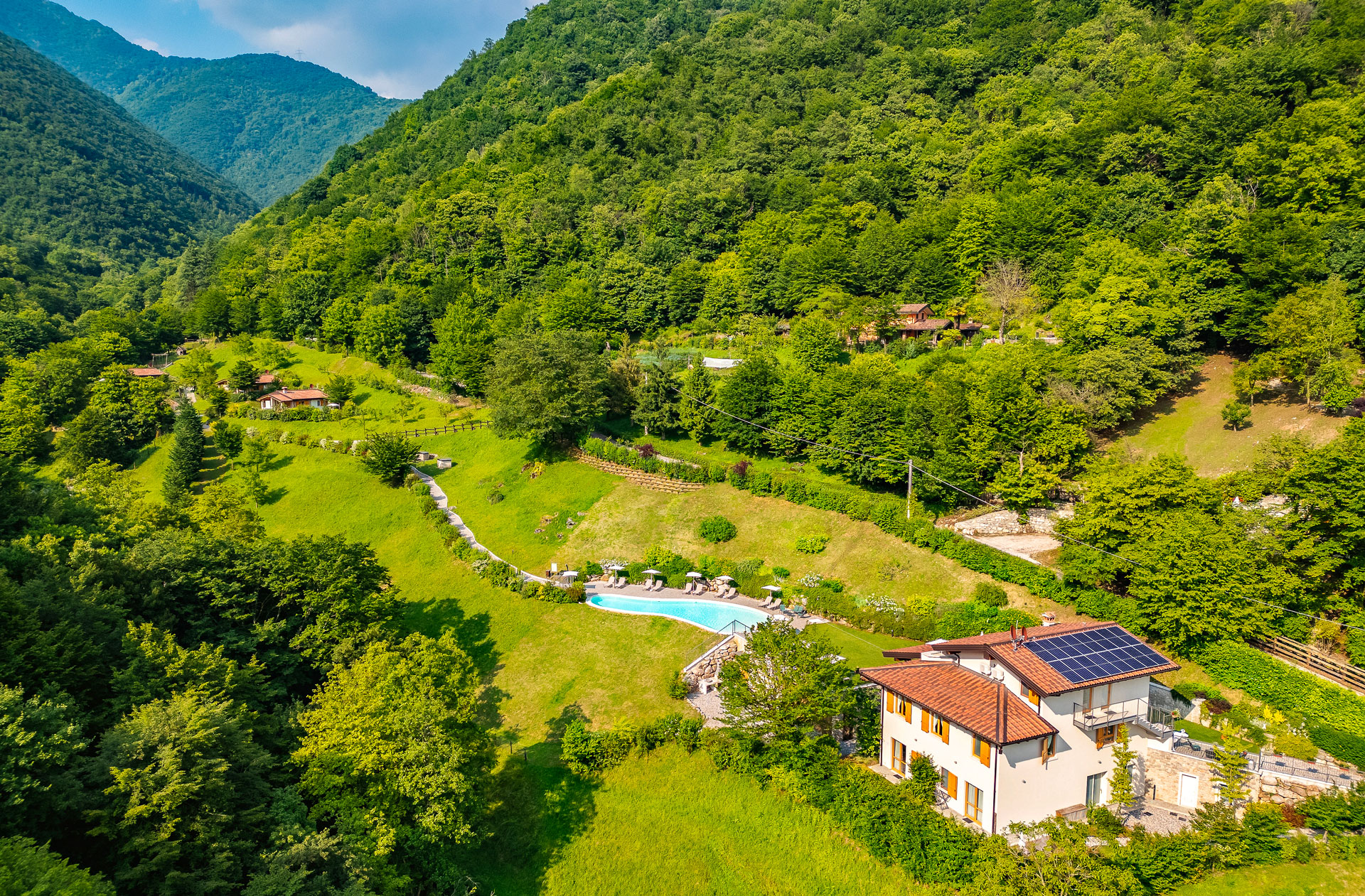 Vista aerea del Piccola Valle – Valley Resort con piscina e giardini immersi nel verde